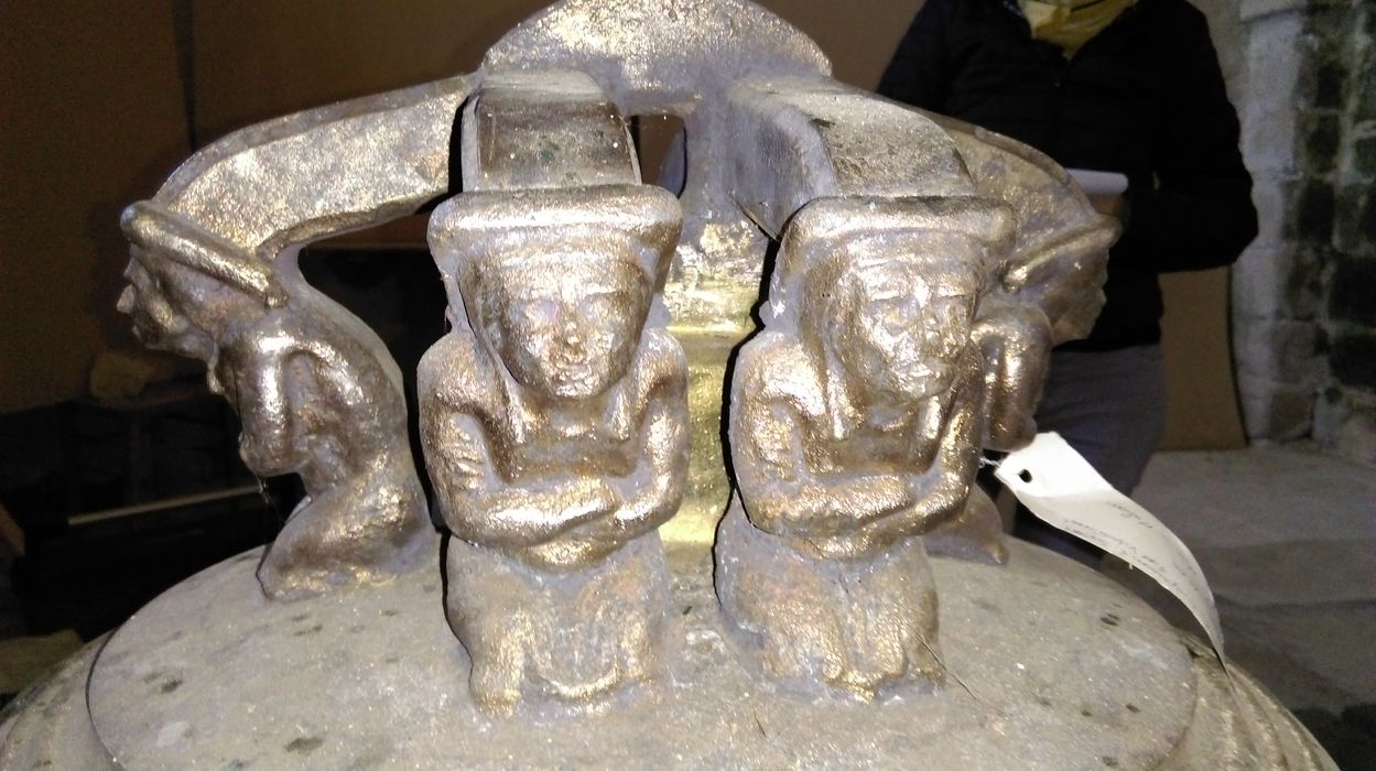 cloche, détail des anses