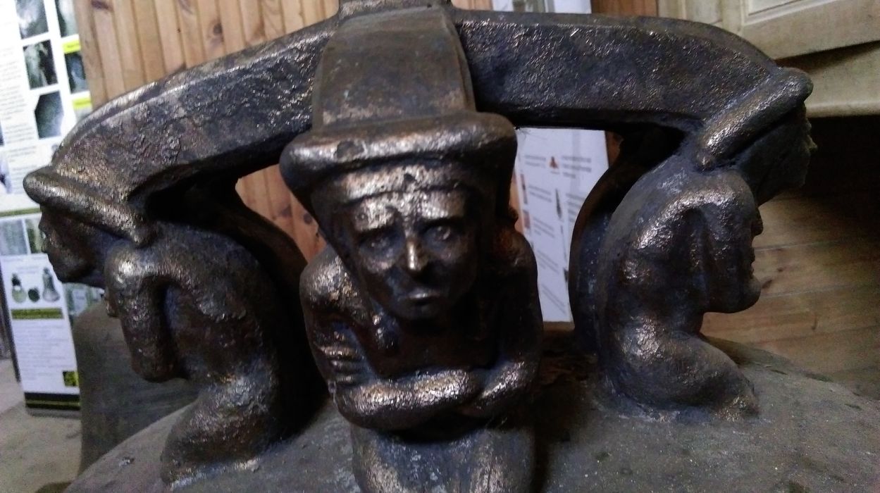 cloche, détail des anses
