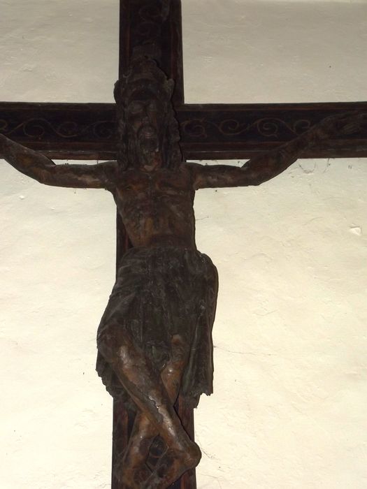 statue : Christ en croix, vue partielle