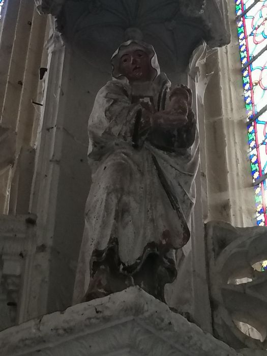 statue : Sainte femme tenant à deux mains une boîte à onguent