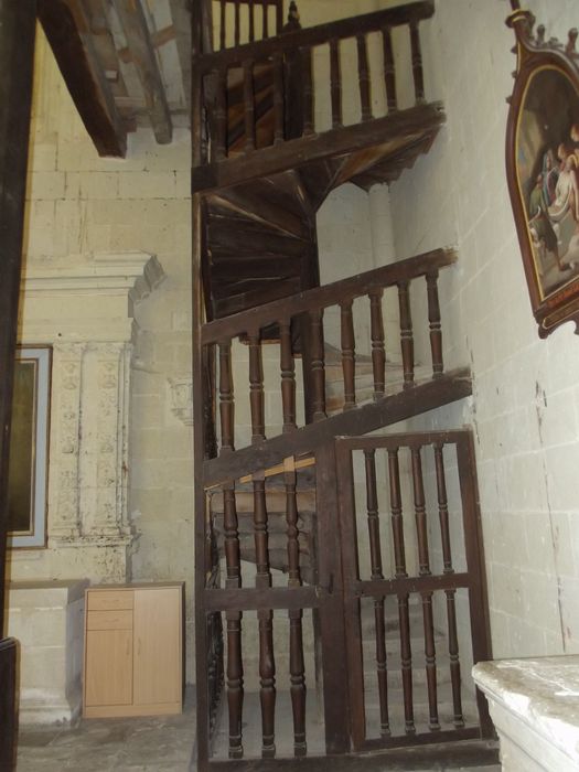 escalier menant à l’orgue de tribune