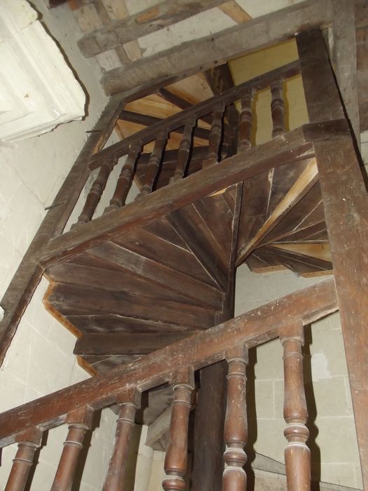 escalier menant à l’orgue de tribune