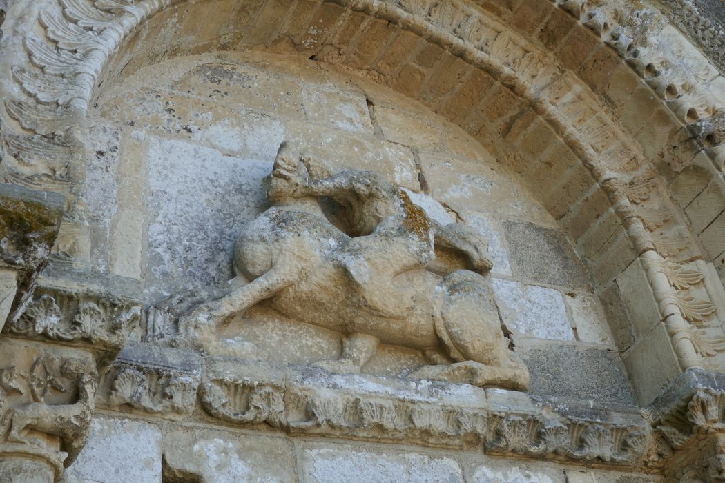 haut-relief : Samson terrassant le lion