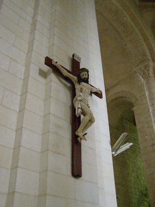 statue : Christ en croix