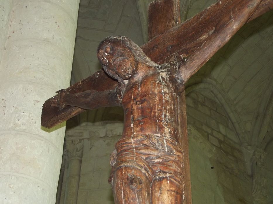 statue : Christ en croix, vue partielle