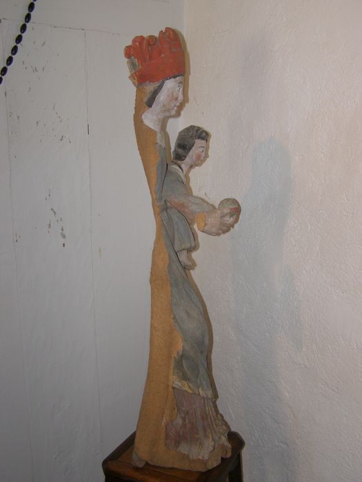statue : Vierge à l'Enfant, profil droit