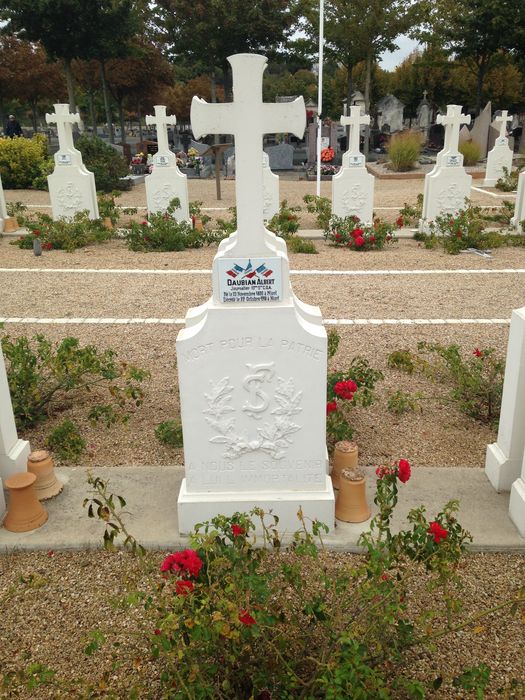 plaque in memoriam en porcelaine apposée sur la tombe de Monsieur Daubian