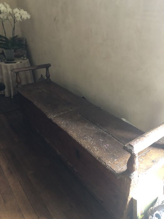 meuble (bas de lit à deux accoudoirs)