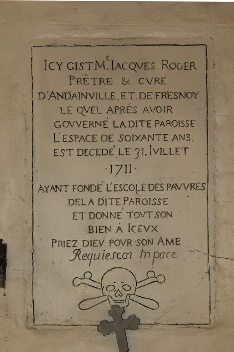 plaque funéraire (épitaphe) de Jacques Roger - © Ministère de la Culture (France), Conservation des antiquités et des objets d’art de la Somme – Tous droits réservés 