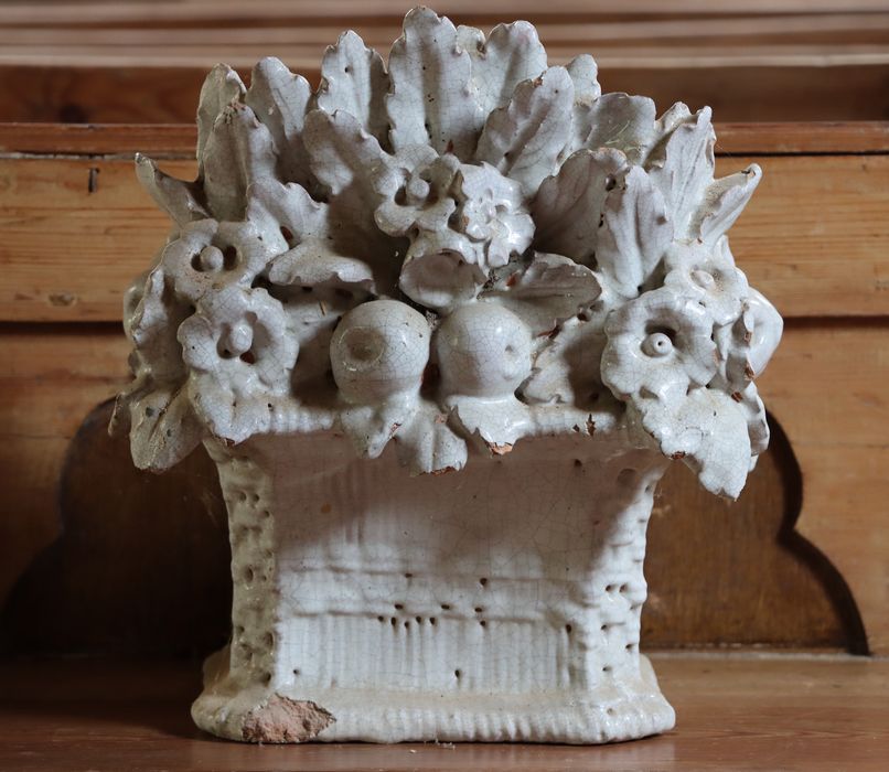 vase de faïence blanche à fleurs - © Ministère de la Culture (France), Conservation des antiquités et des objets d’art de la Somme – Tous droits réservés 