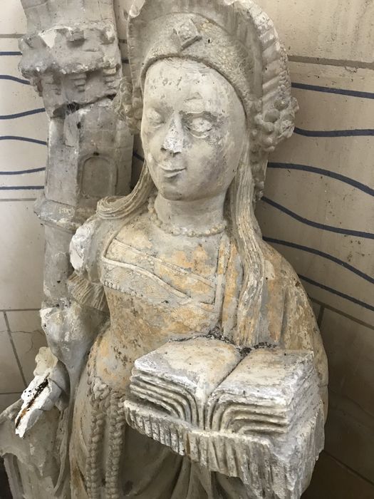 statue : Sainte Barbe, vue partielle - © Ministère de la Culture (France), Conservation des antiquités et des objets d’art de la Somme – Tous droits réservés 