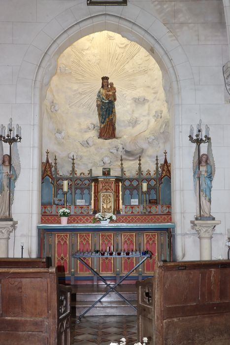 autel (autel latéral) de l'Assomption et sa statue : Vierge à l'Enfant - © Ministère de la Culture (France), Conservation des antiquités et des objets d’art de la Somme – Tous droits réservés 