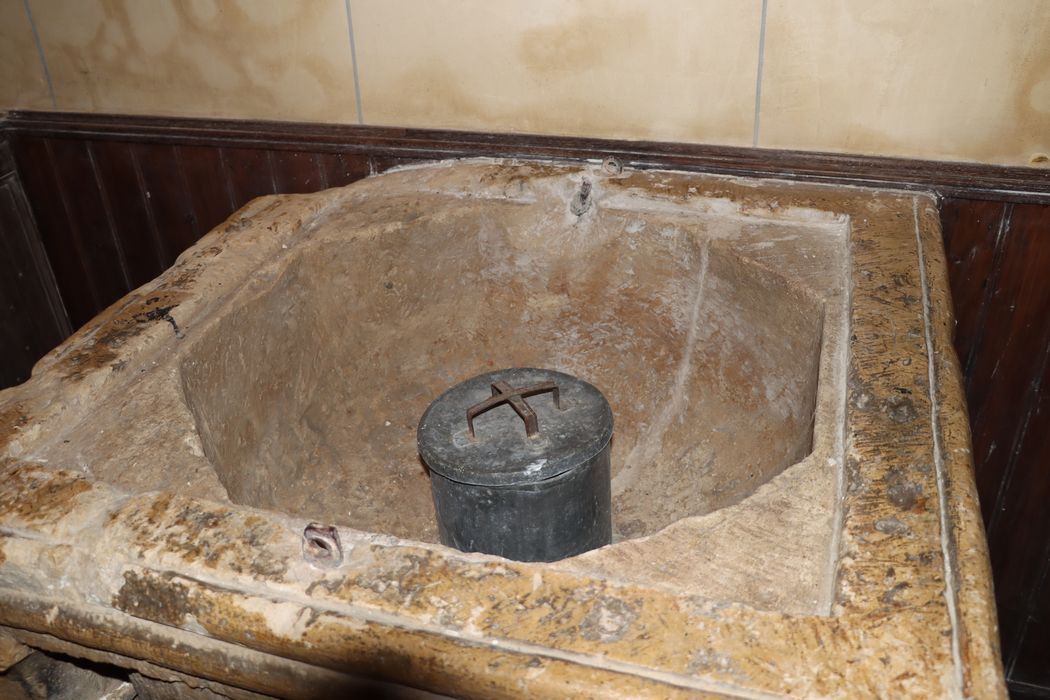 fonts baptismaux, détail - © Ministère de la Culture (France), Conservation des antiquités et des objets d’art de la Somme – Tous droits réservés 
