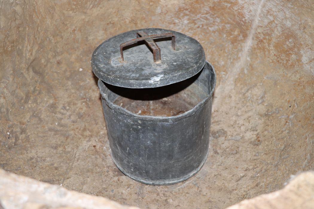 réserve à eau baptismale (seau) avec couvercle - © Ministère de la Culture (France), Conservation des antiquités et des objets d’art de la Somme – Tous droits réservés 