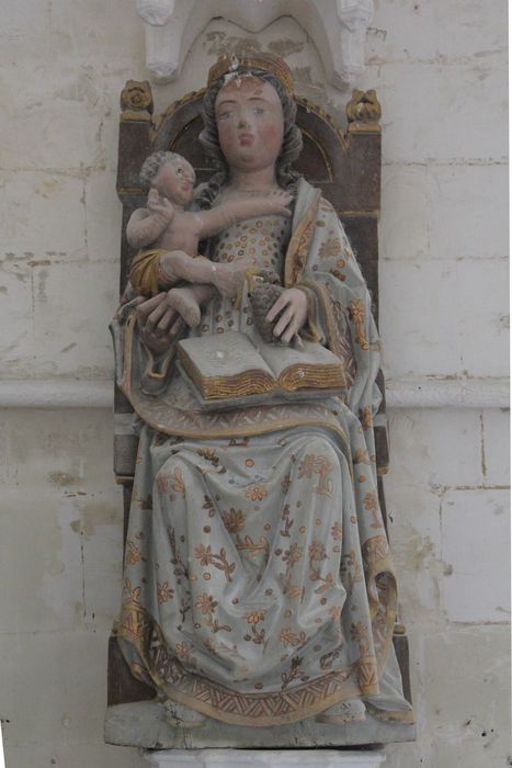 statue : Vierge mère assise - © Ministère de la Culture (France), Conservation des antiquités et des objets d’art de la Somme – Tous droits réservés 