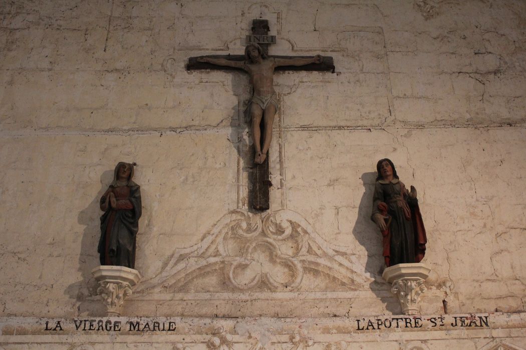 statues : Christ en croix, la Vierge et saint Jean - © Ministère de la Culture (France), Conservation des antiquités et des objets d’art de la Somme – Tous droits réservés 