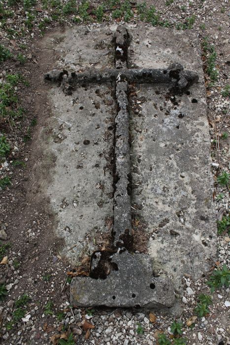 pierre tombale - © Ministère de la Culture (France), Conservation des antiquités et des objets d’art de la Somme – Tous droits réservés 