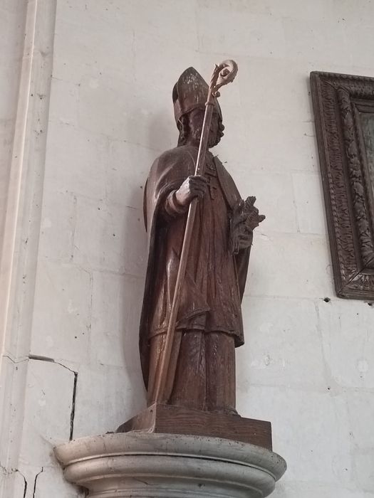 statue : Saint Honoré tenant une gerbe de blé - © Ministère de la Culture (France), Conservation des antiquités et des objets d’art de la Somme – Tous droits réservés 