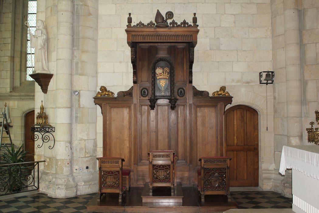 trône abbatial avec deux médaillons de saint Pierre et saint Paul et deux lions - © Ministère de la Culture (France), Conservation des antiquités et des objets d’art de la Somme – Tous droits réservés 