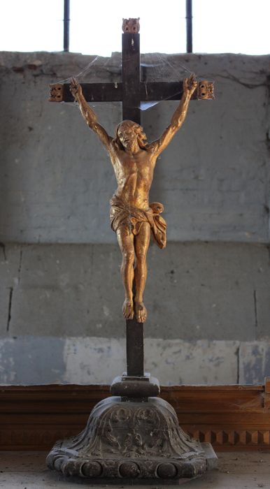 statue sur socle : Christ en croix - © Ministère de la Culture (France), Conservation des antiquités et des objets d’art de la Somme – Tous droits réservés 