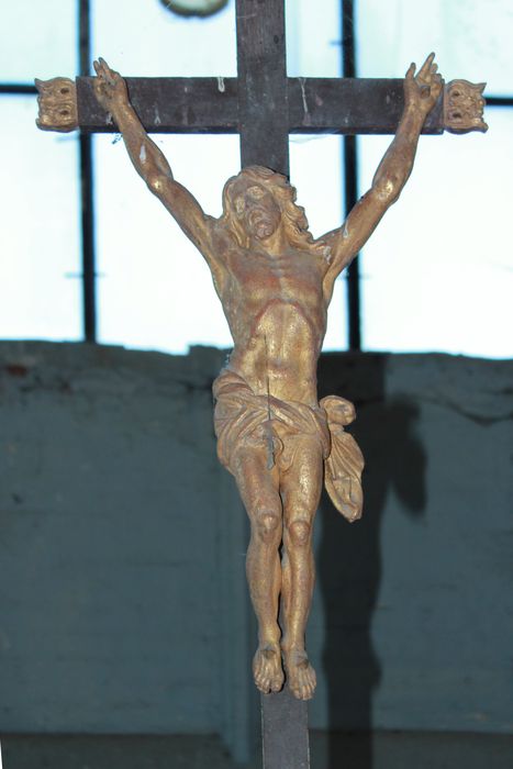 statue sur socle : Christ en croix - © Ministère de la Culture (France), Conservation des antiquités et des objets d’art de la Somme – Tous droits réservés 