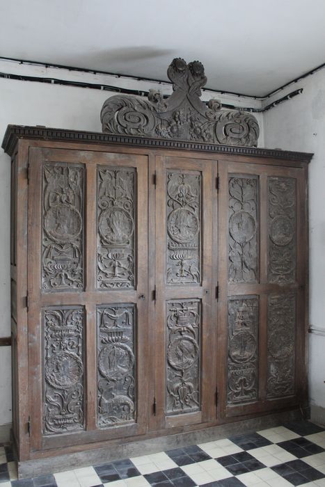 panneaux de l'ancienne tribune des orgues remontés dans un meuble de sacristie - © Ministère de la Culture (France), Conservation des antiquités et des objets d’art de la Somme – Tous droits réservés 