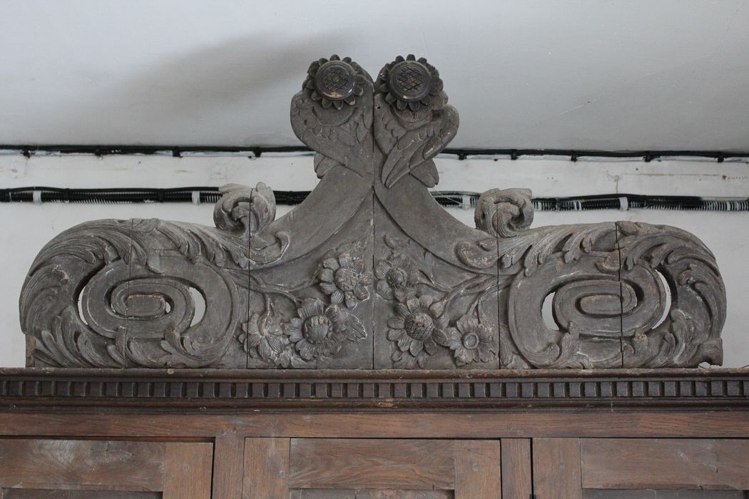 panneaux de l'ancienne tribune des orgues remontés dans un meuble de sacristie, détail