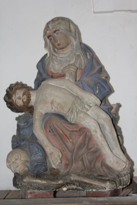 groupe sculpté : Vierge de Pitié - © Ministère de la Culture (France), Conservation des antiquités et des objets d’art de la Somme – Tous droits réservés 