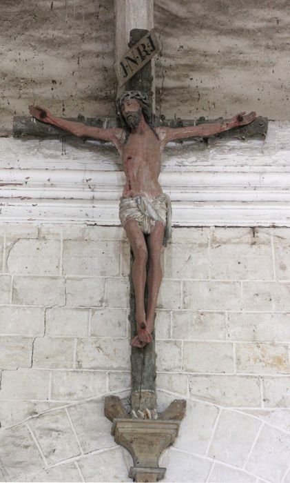 Statue : Christ en croix, avec sa croix écotée
