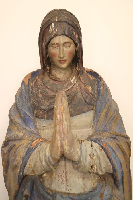statue : Vierge de douleur ou Sainte femme au tombeau, vue partielle