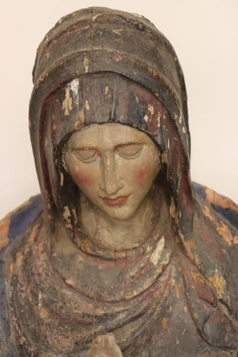 statue : Vierge de douleur ou Sainte femme au tombeau, détail