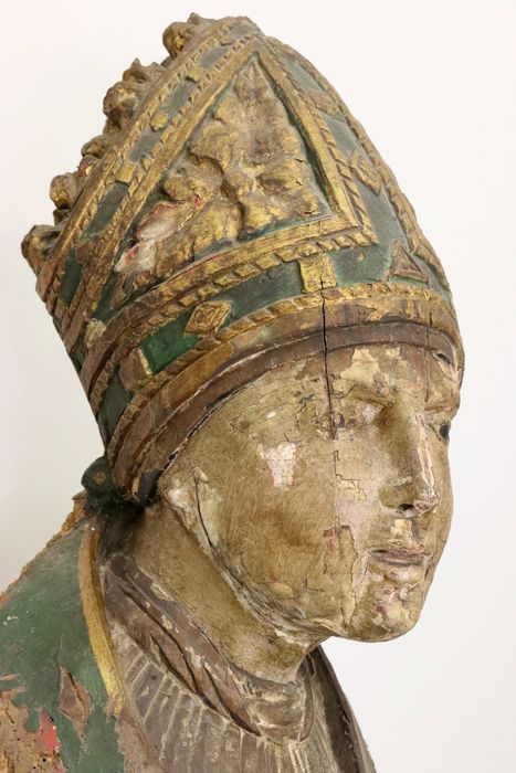 statue : Saint évêque, détail