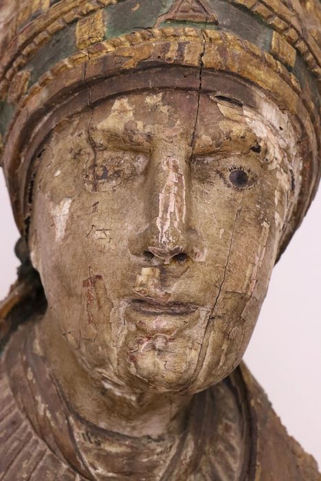 statue : Saint évêque, détail