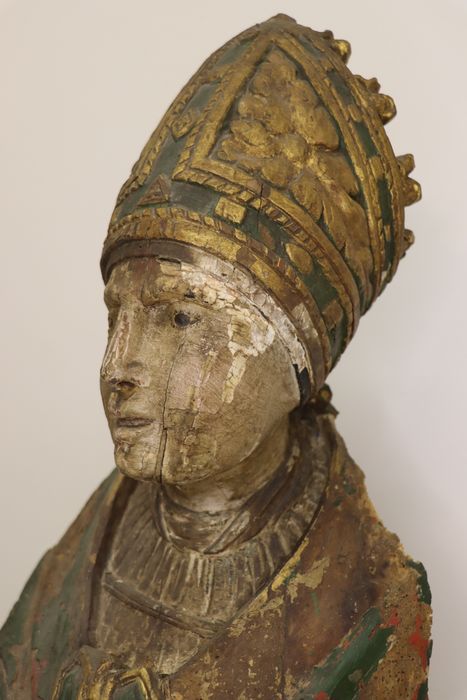 statue : Saint évêque, détail