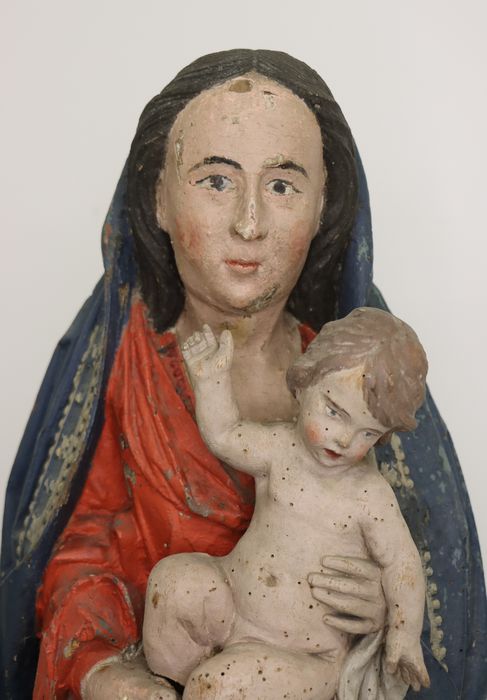 statue : Vierge à l'Enfant dite de l'Apocalypse, vue partielle