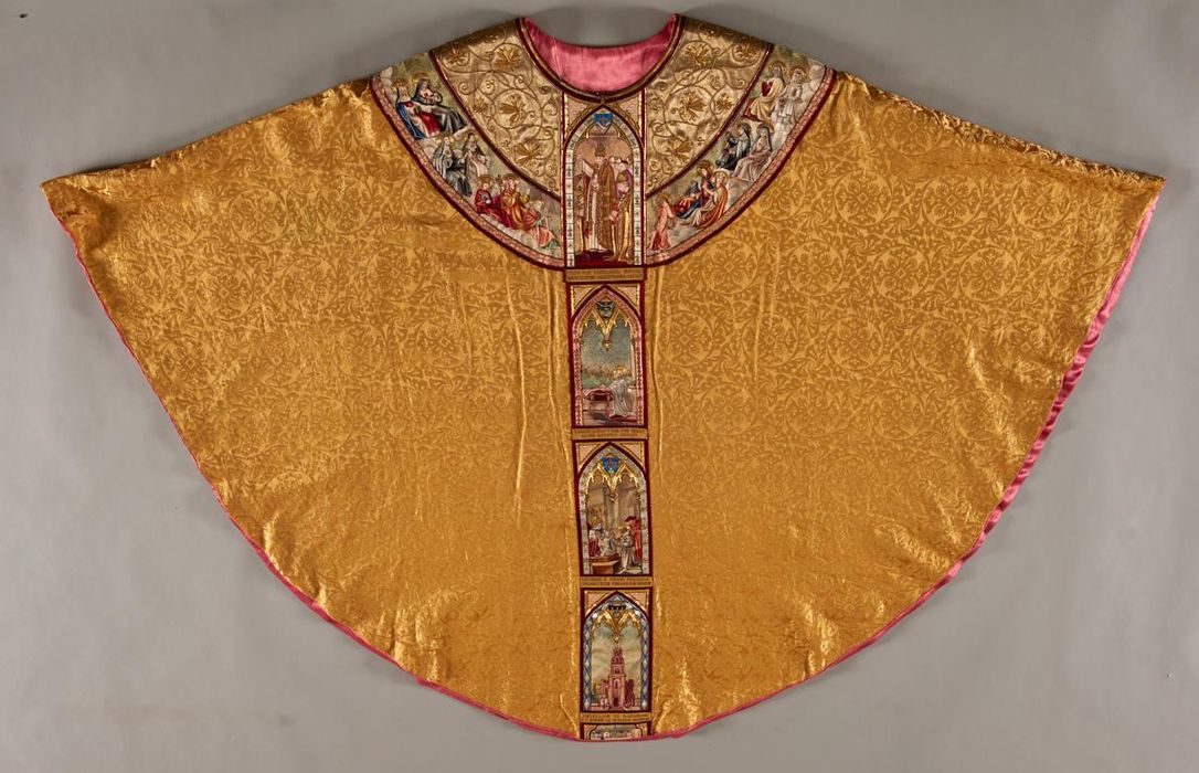 Ornement des clarisses de Mazamet : chasuble, étole de célébrant, étole pastorale, étole de diacre, trois manipules, bourse de corporal, bourse du salut, pale, tour d’autel, voile huméral, deux dalmatiques, chape et conopée