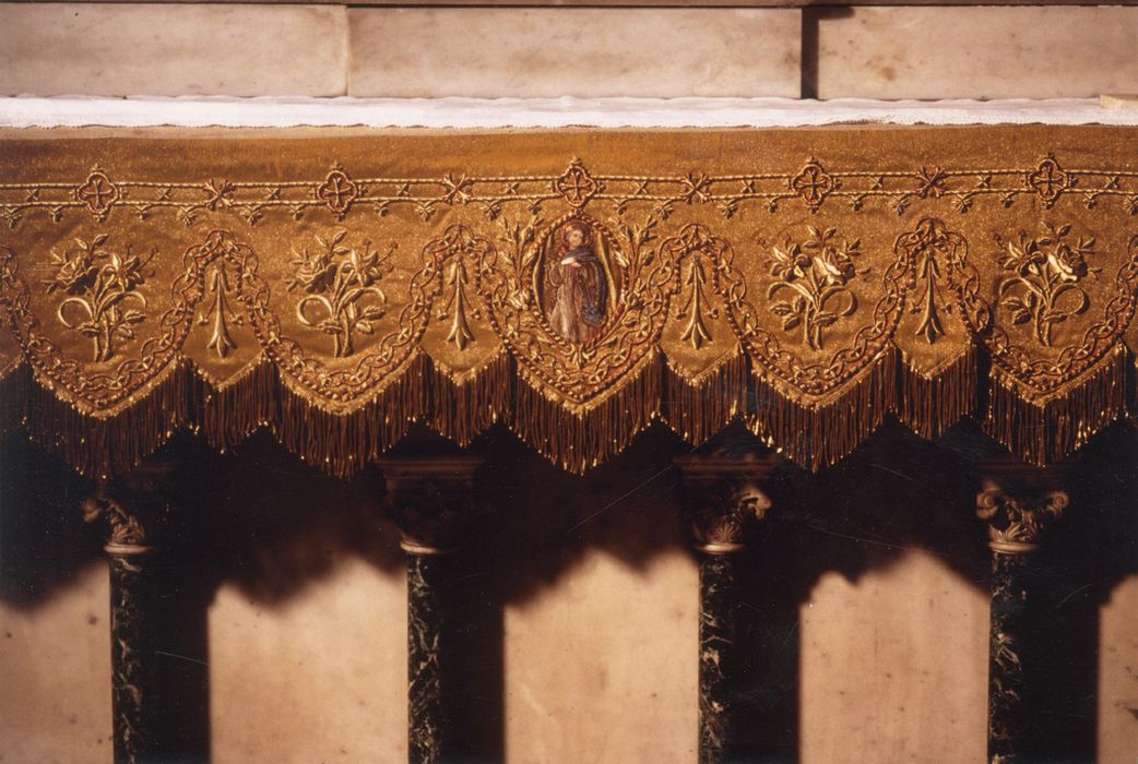 nappe de l’autel de la chapelle Saint-Coeur-de-Marie et Sainte-Anne