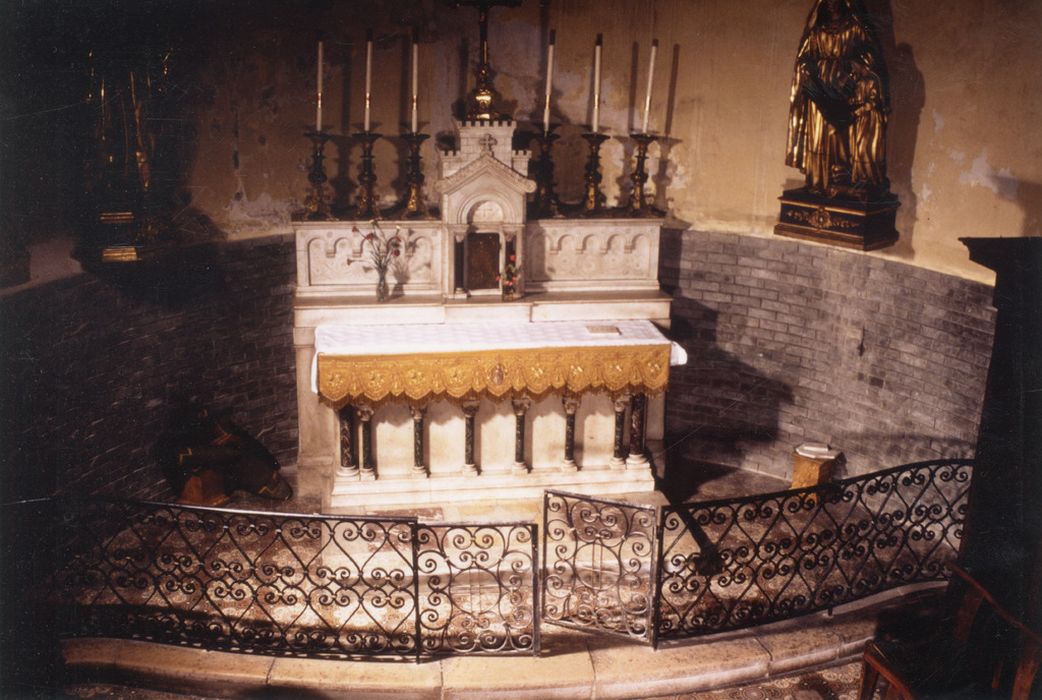 clôture de la chapelle Saint-Coeur-de-Marie et Sainte-Anne (table de communion)