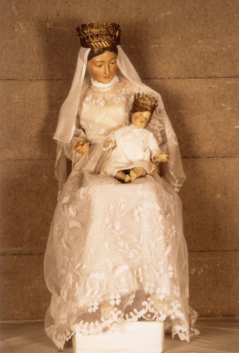 Statue : Vierge à l'Enfant habillée