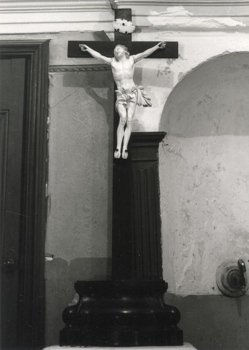 statue : Christ en croix
