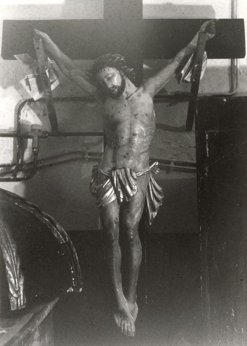 statue : Christ en croix