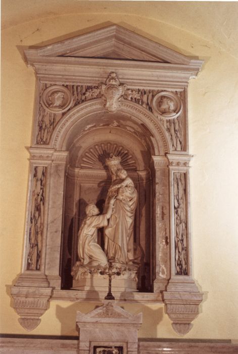 groupe sculpté : Personnage agenouillé devant la Vierge à l'Enfant, et sa niche