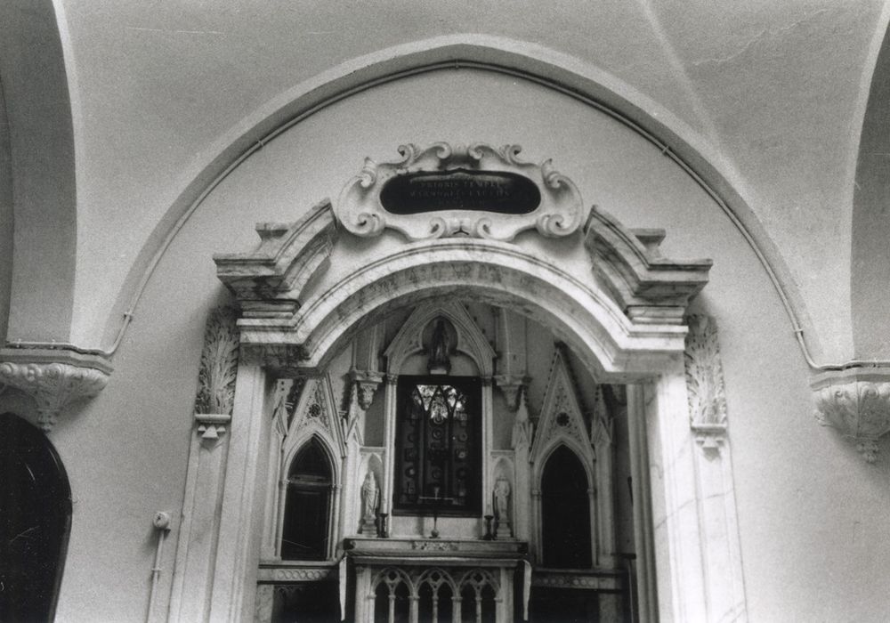 chapelle, encadrement de la porte d’accès