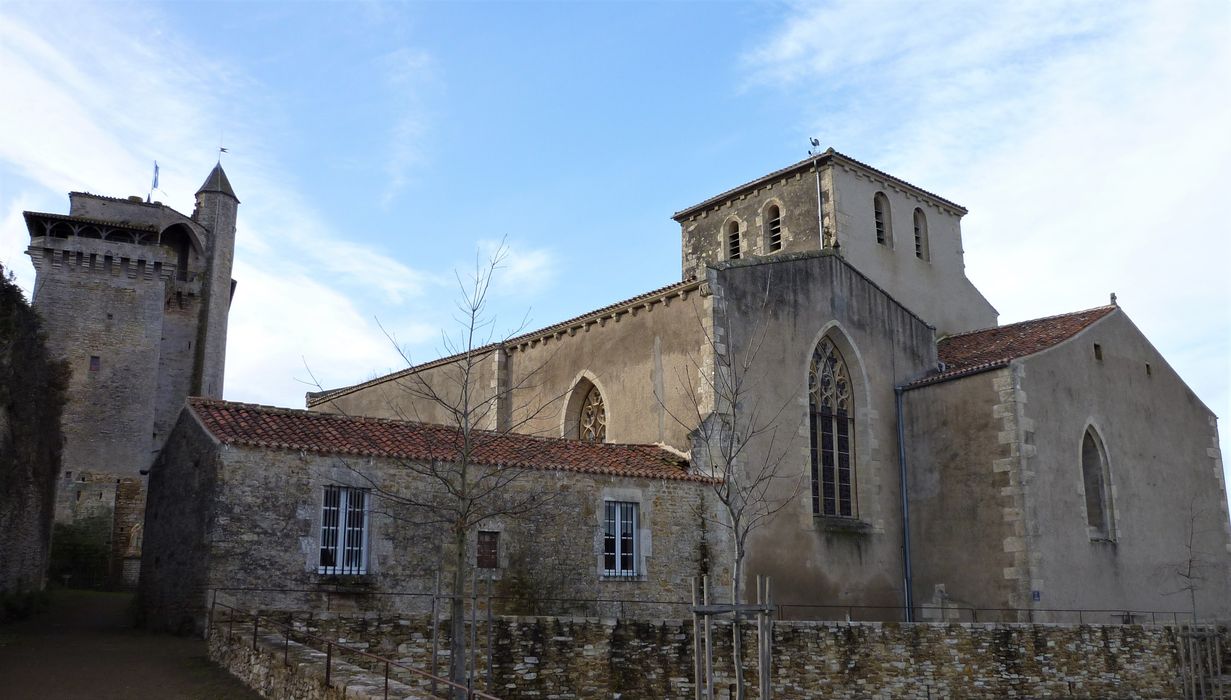 Château, vue partielle du château dans son environnement depuis l'Est