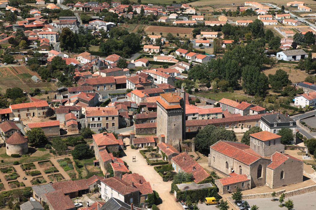 Château, vue aérienne de l'ensemble des bâtiments dans leur environnement urbain