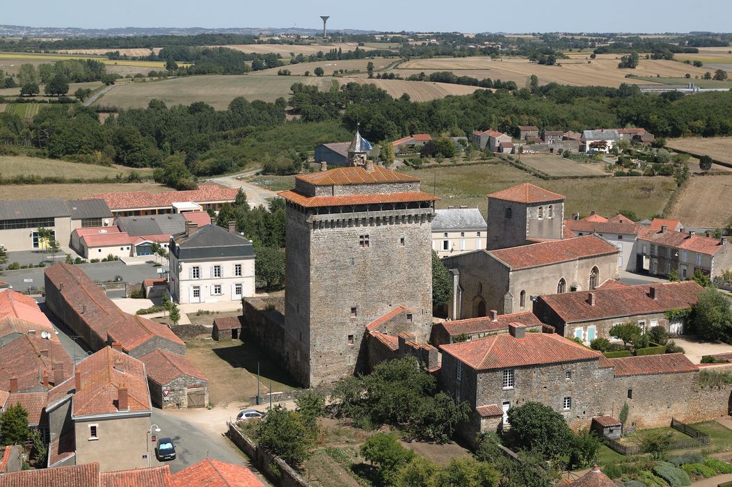 Château, vue aérienne de l'ensemble des bâtiments dans leur environnement urbain depuis le Sud