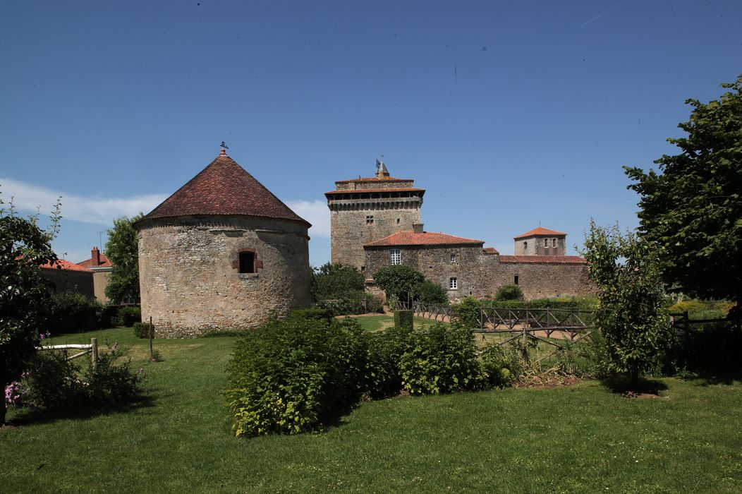 Château, ensemble sud depuis le jardin