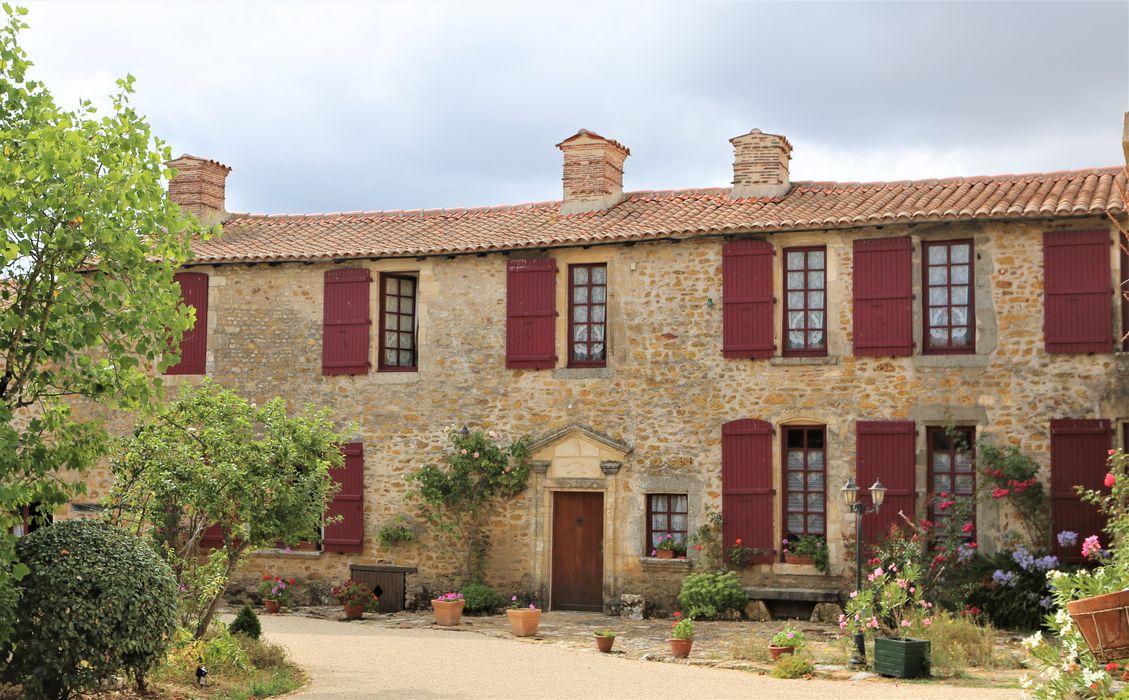 Logis seigneurial : corps de logis, façade est, vue générale