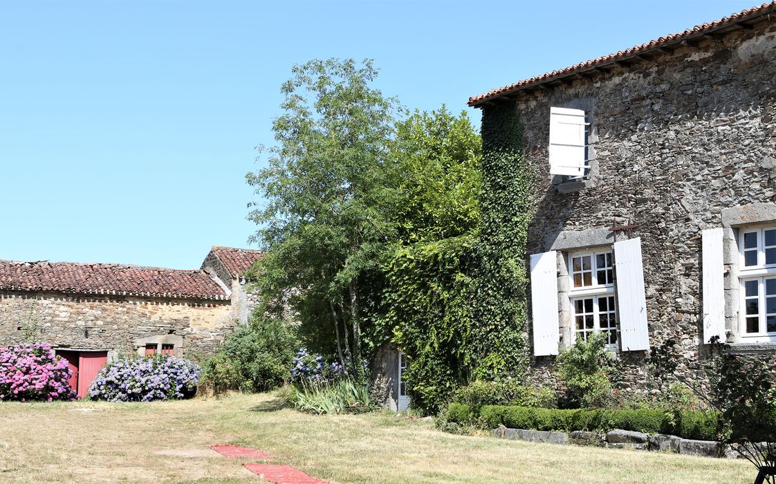 Ferme fortifiée de la Girardière : corps de logis, façade sud, vue partielle