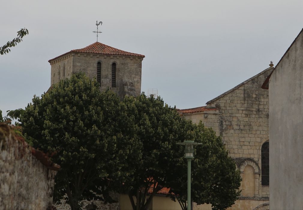 Eglise, vue partielle du clocher